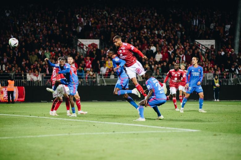 Mounié marque contre Lyon, Brest est premier !